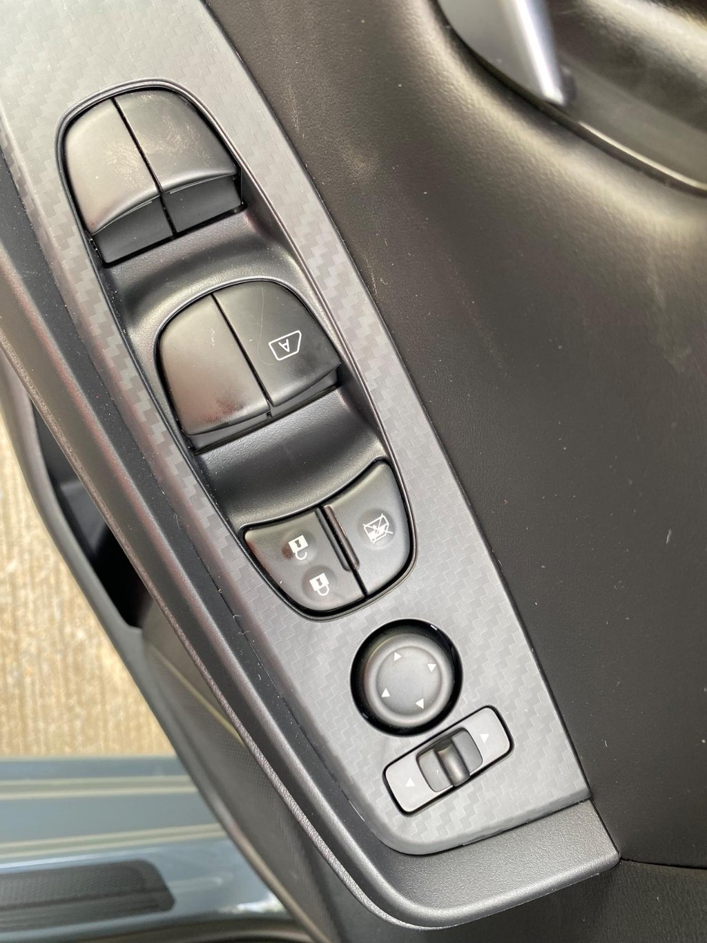 Nissan Sentra Vehicle Full-screen Gallery Image 03