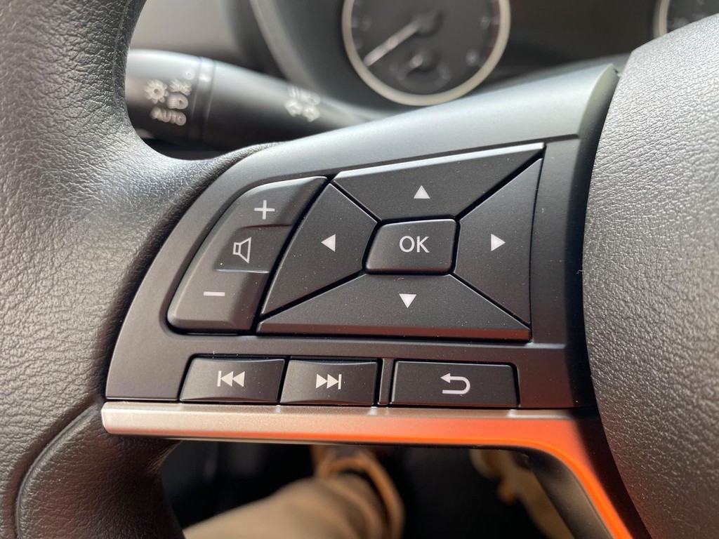 Nissan Sentra Vehicle Full-screen Gallery Image 05