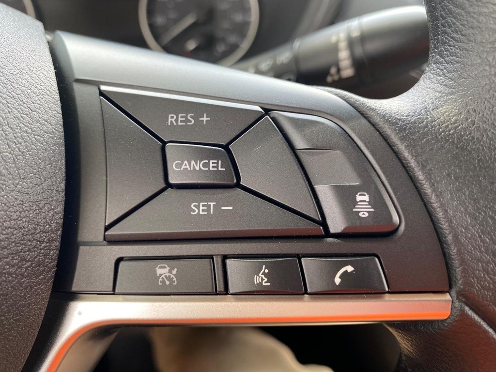 Nissan Sentra Vehicle Full-screen Gallery Image 06