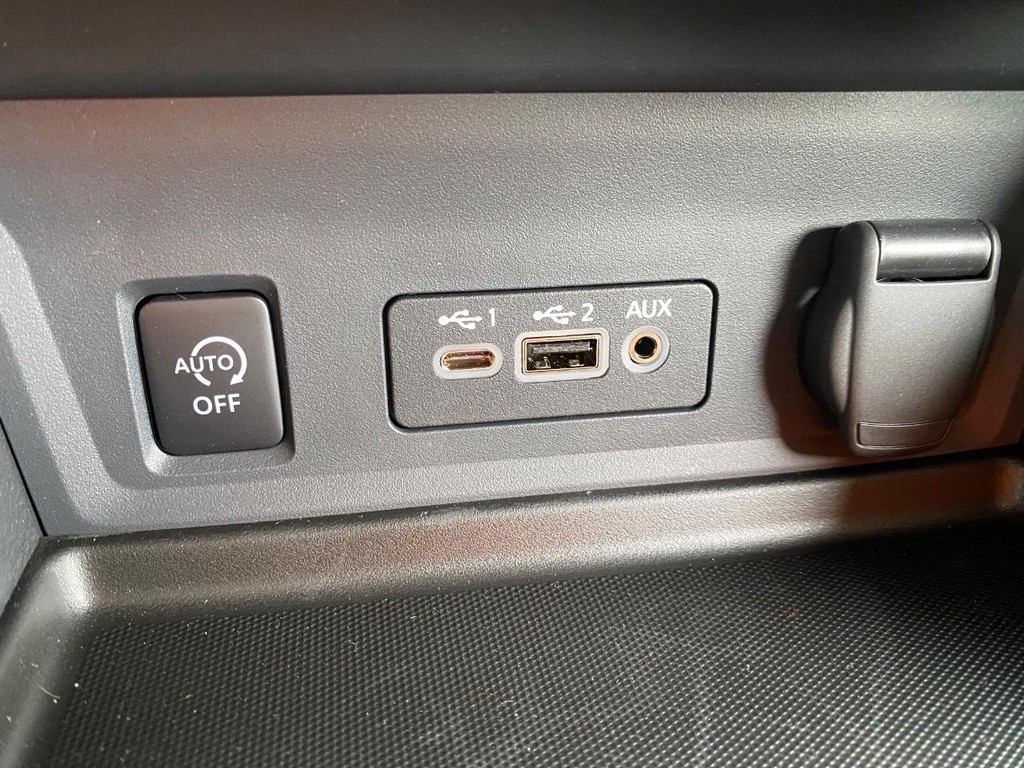 Nissan Sentra Vehicle Full-screen Gallery Image 07