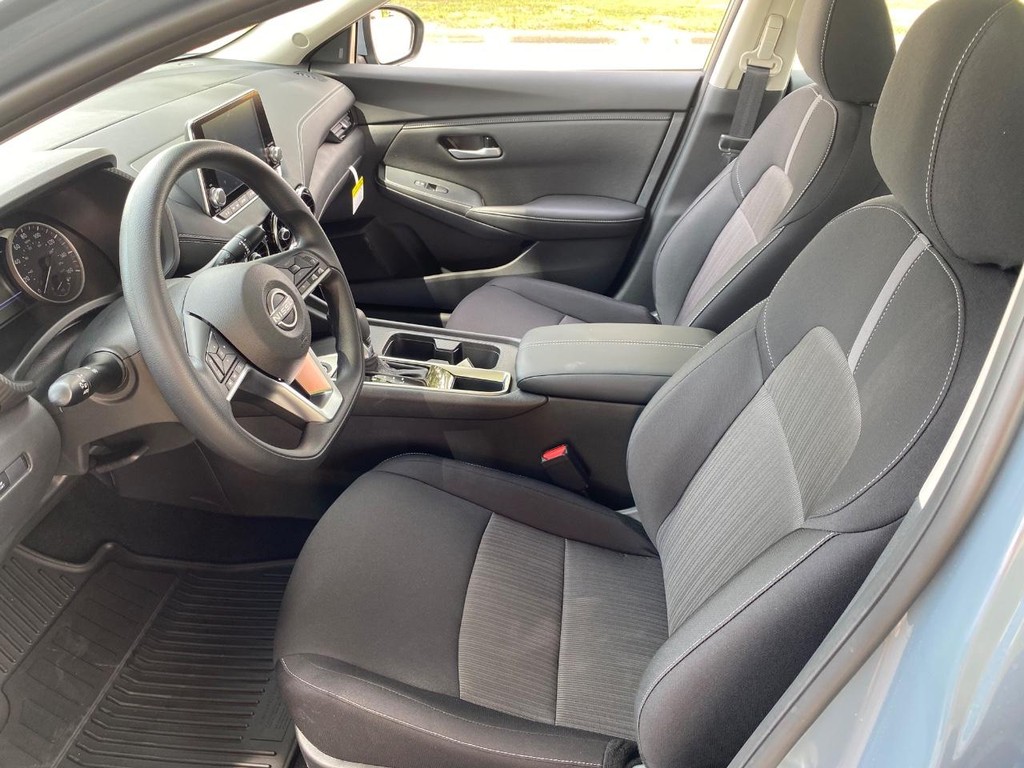 Nissan Sentra Vehicle Full-screen Gallery Image 09