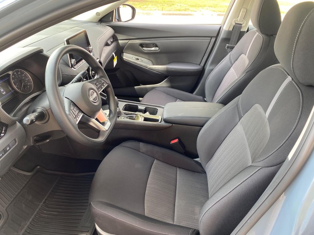 Nissan Sentra Vehicle Full-screen Gallery Image 10