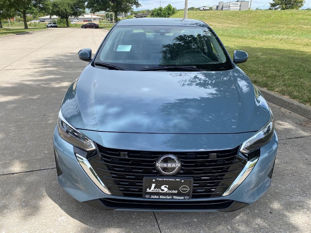 Nissan Sentra Vehicle Full-screen Gallery Image 11