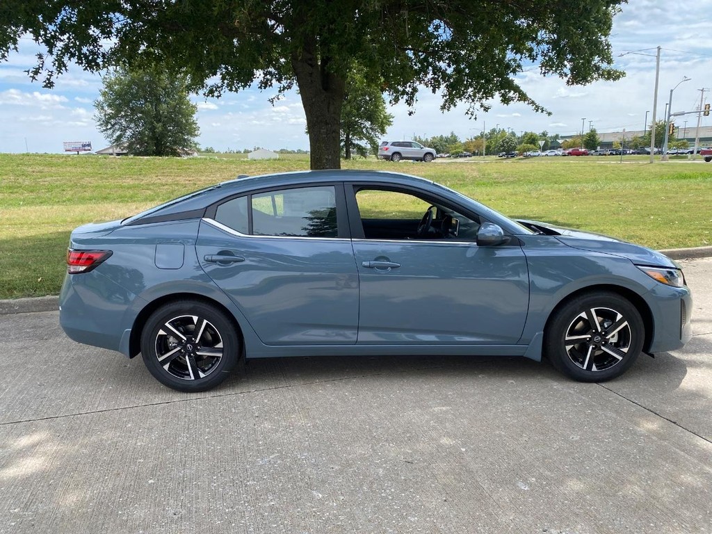Nissan Sentra Vehicle Full-screen Gallery Image 13