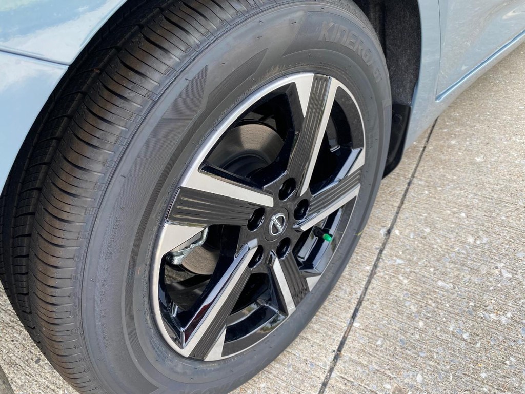 Nissan Sentra Vehicle Full-screen Gallery Image 14