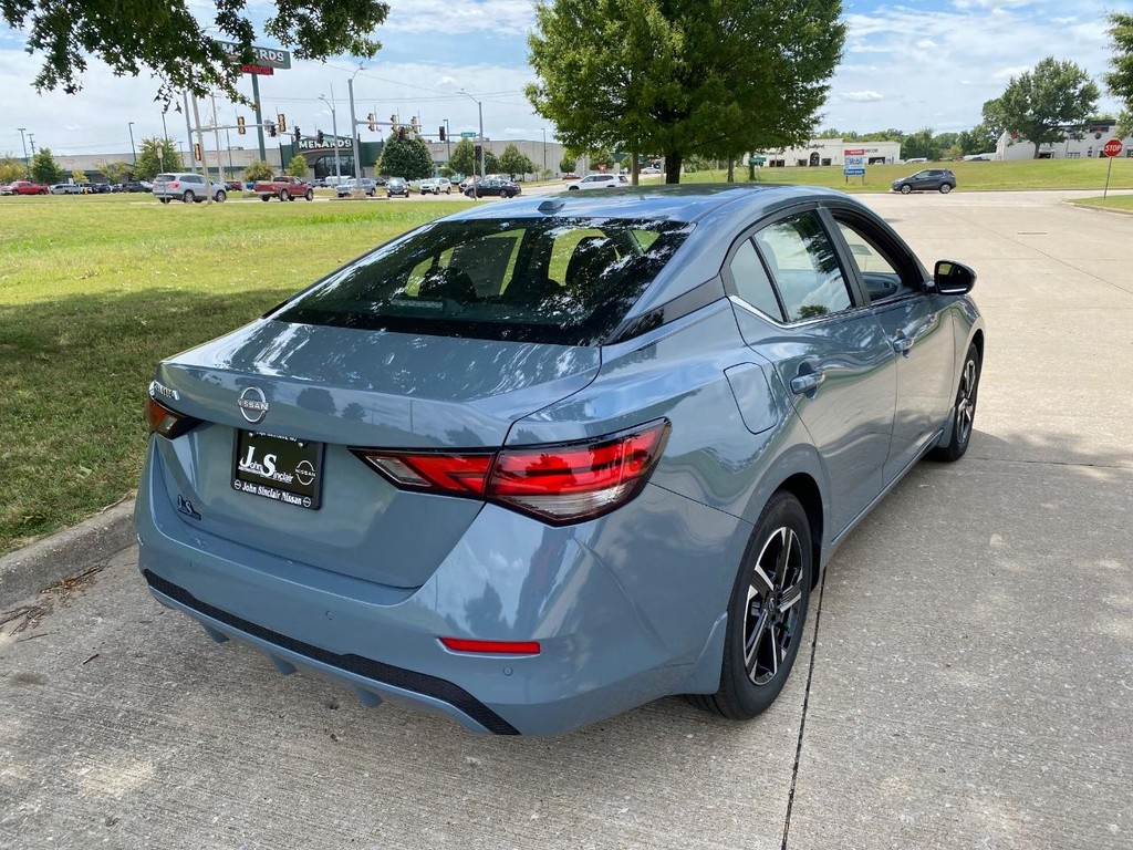 Nissan Sentra Vehicle Full-screen Gallery Image 15