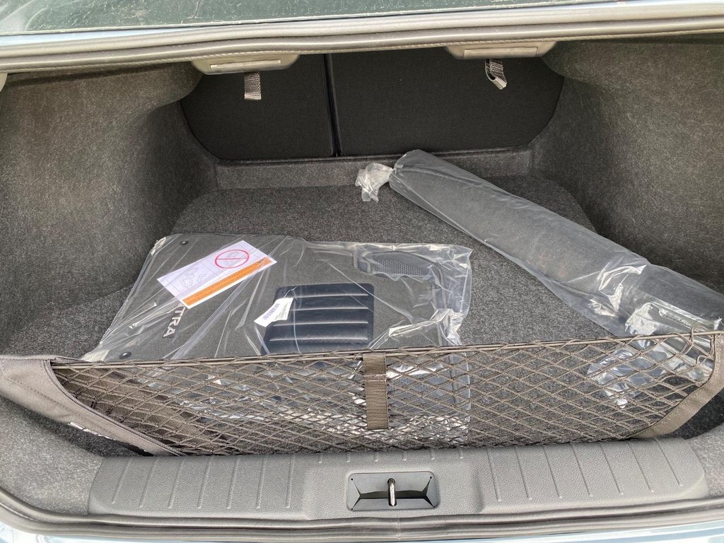 Nissan Sentra Vehicle Full-screen Gallery Image 19