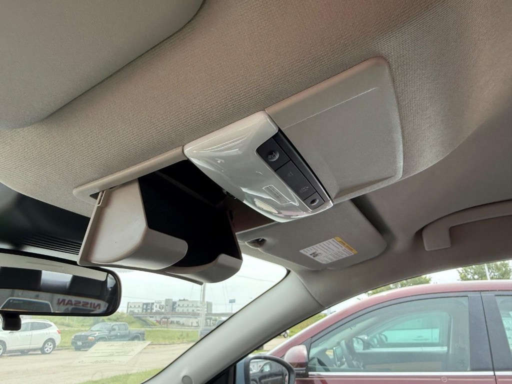 Nissan Sentra Vehicle Full-screen Gallery Image 03