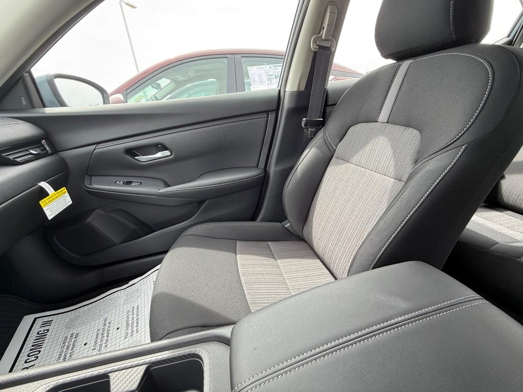 Nissan Sentra Vehicle Full-screen Gallery Image 04