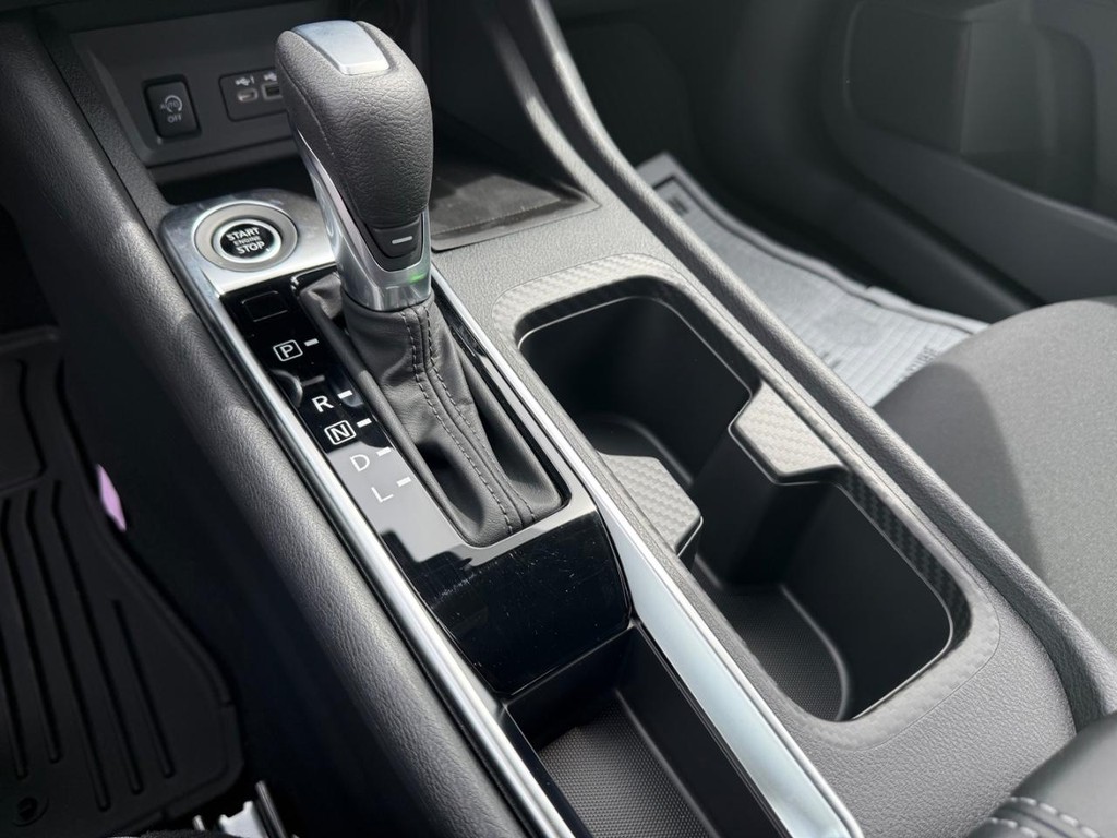 Nissan Sentra Vehicle Full-screen Gallery Image 05