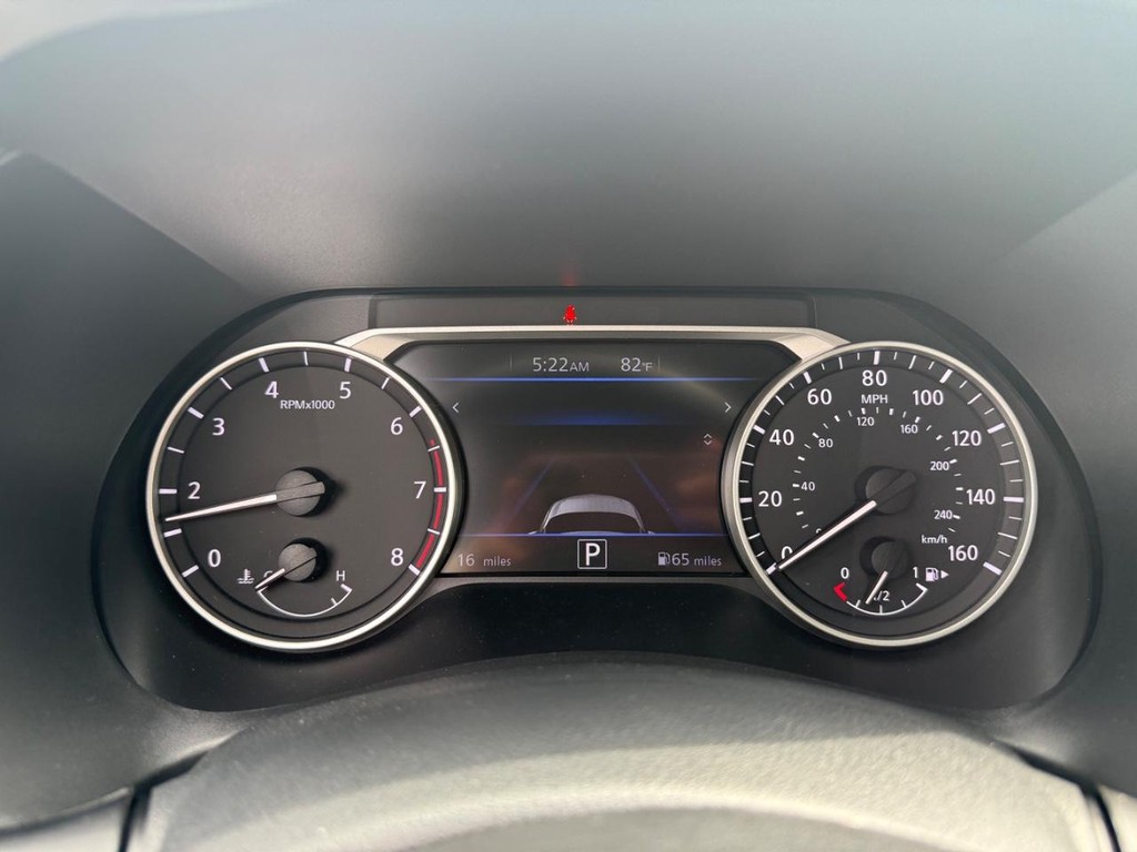 Nissan Sentra Vehicle Full-screen Gallery Image 08