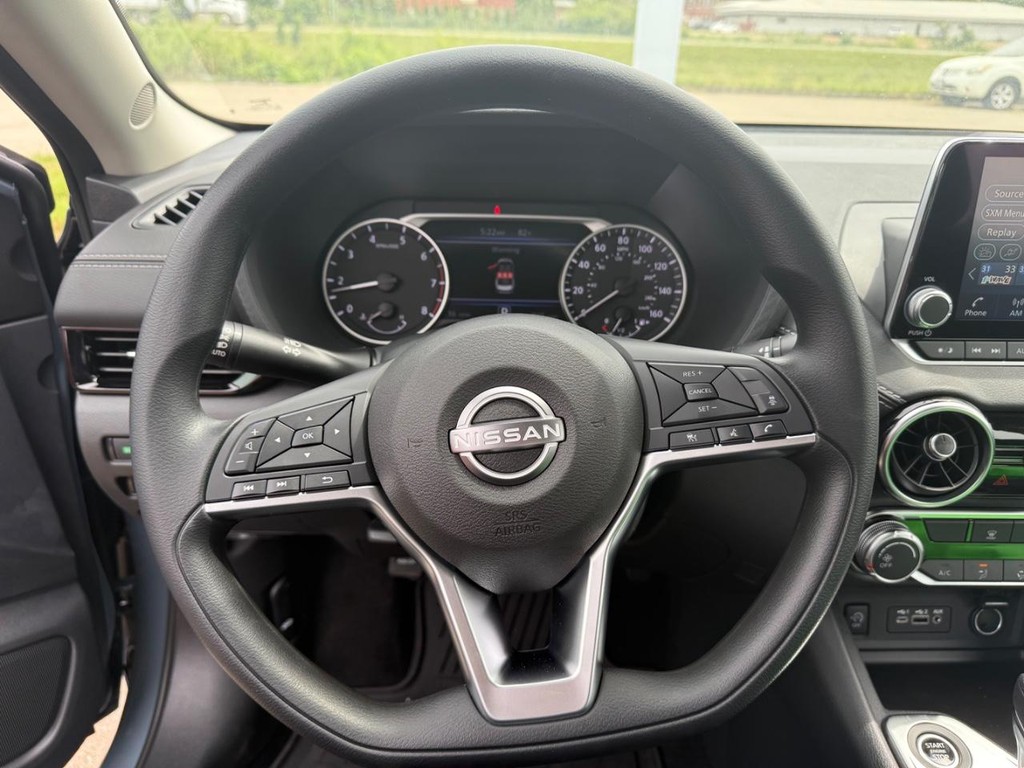 Nissan Sentra Vehicle Full-screen Gallery Image 09