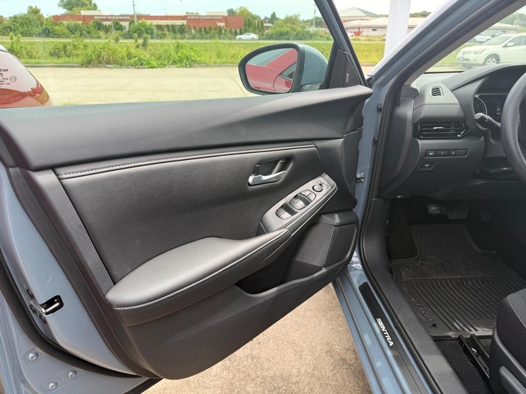 Nissan Sentra Vehicle Full-screen Gallery Image 11