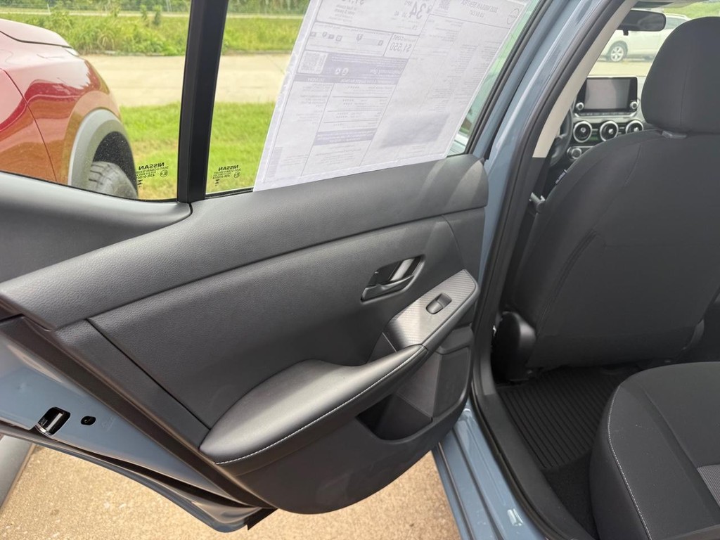 Nissan Sentra Vehicle Full-screen Gallery Image 12