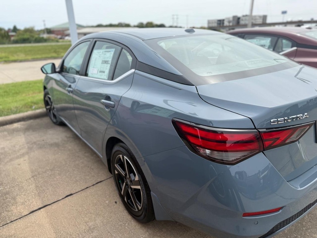 Nissan Sentra Vehicle Full-screen Gallery Image 14