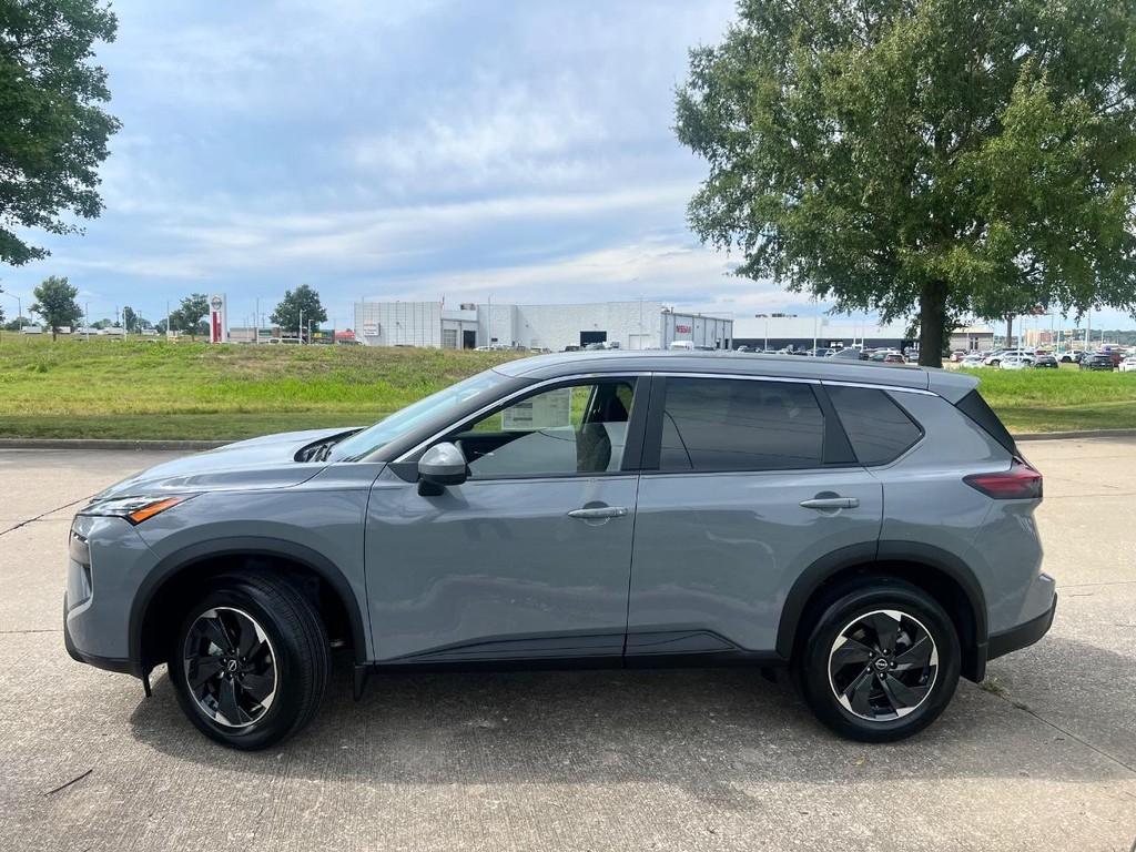 Nissan Rogue Vehicle Full-screen Gallery Image 05