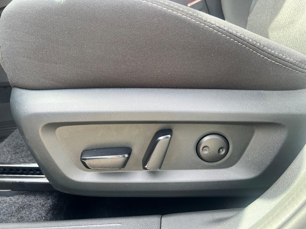 Nissan Rogue Vehicle Full-screen Gallery Image 09