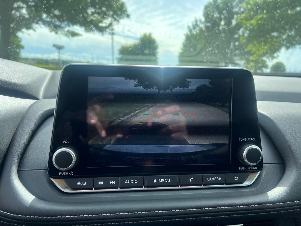 Nissan Rogue Vehicle Full-screen Gallery Image 14