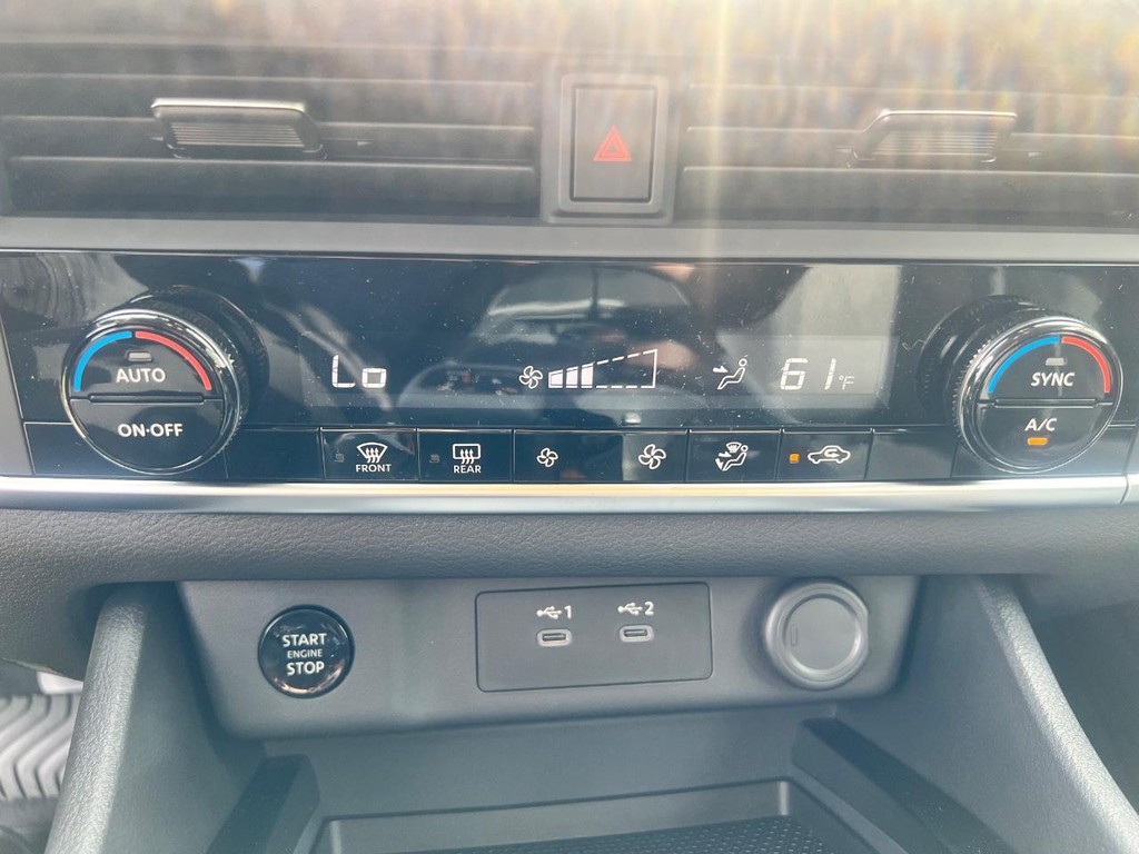 Nissan Rogue Vehicle Full-screen Gallery Image 15