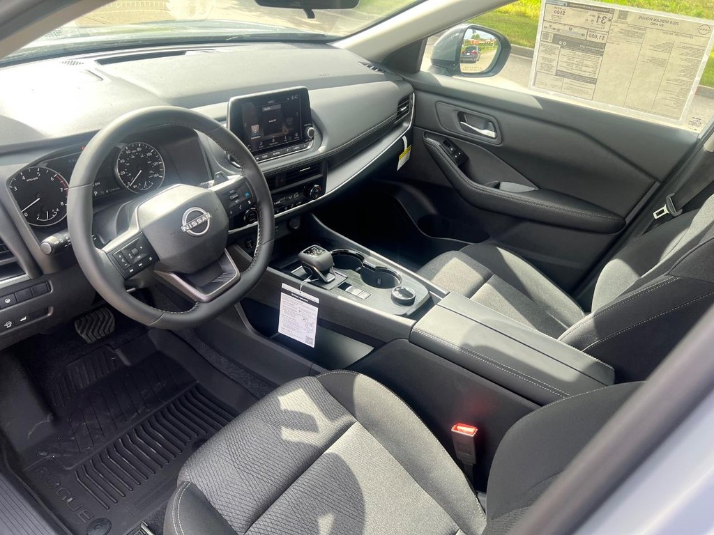 Nissan Rogue Vehicle Full-screen Gallery Image 20