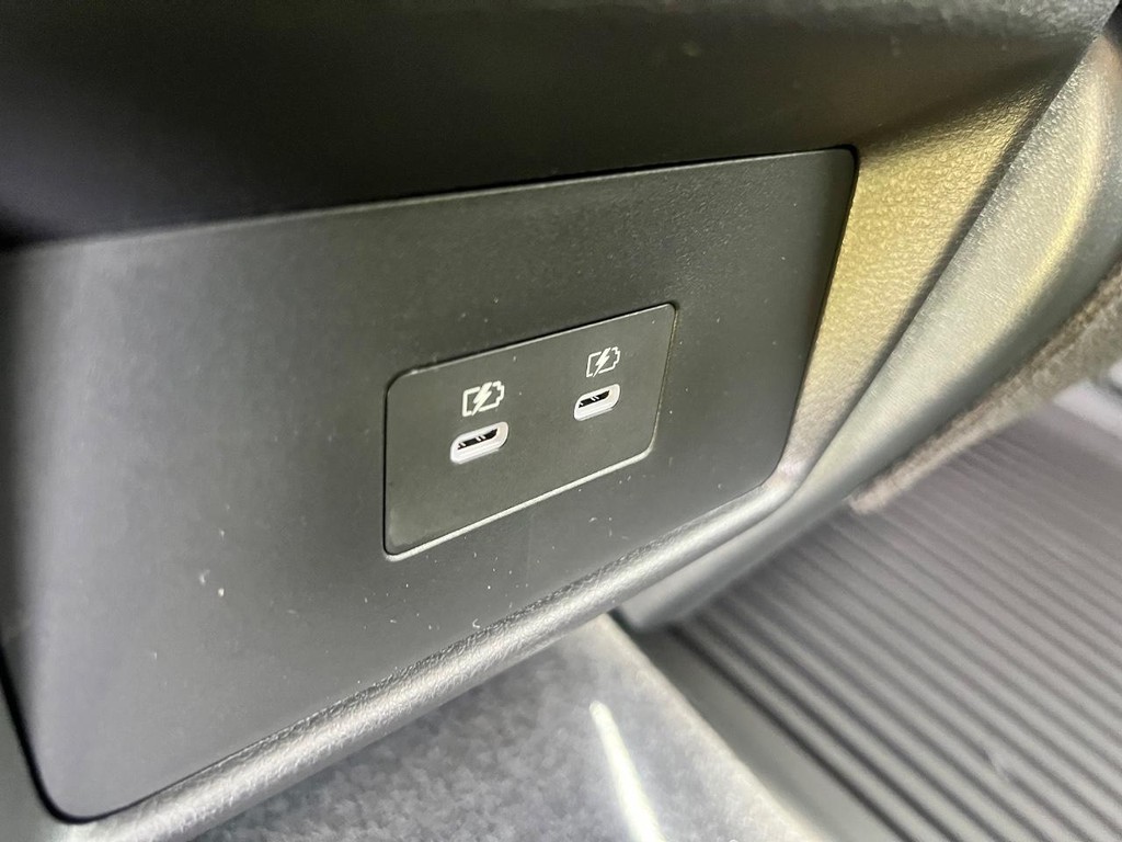 Nissan Rogue Vehicle Full-screen Gallery Image 22