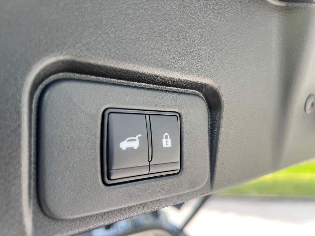 Nissan Rogue Vehicle Full-screen Gallery Image 25