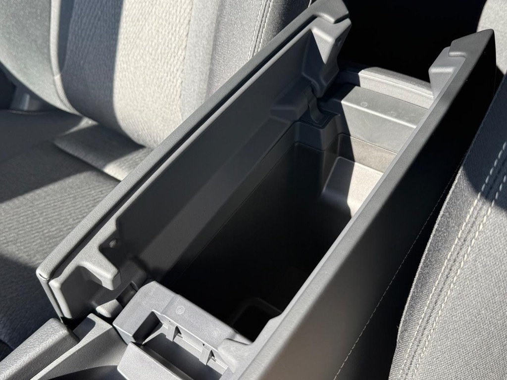 Nissan Rogue Vehicle Full-screen Gallery Image 05