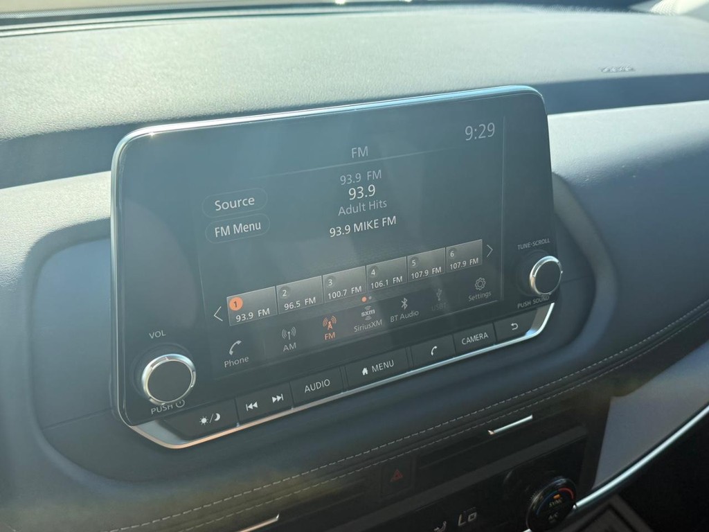 Nissan Rogue Vehicle Full-screen Gallery Image 09