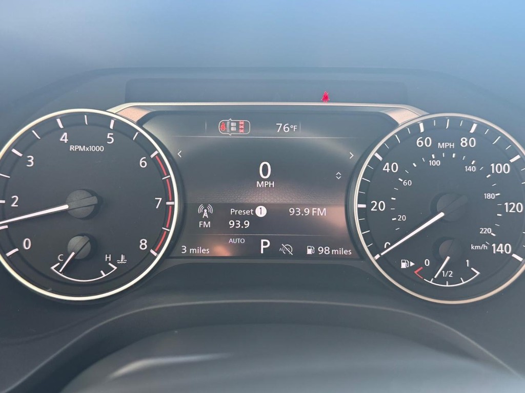 Nissan Rogue Vehicle Full-screen Gallery Image 10