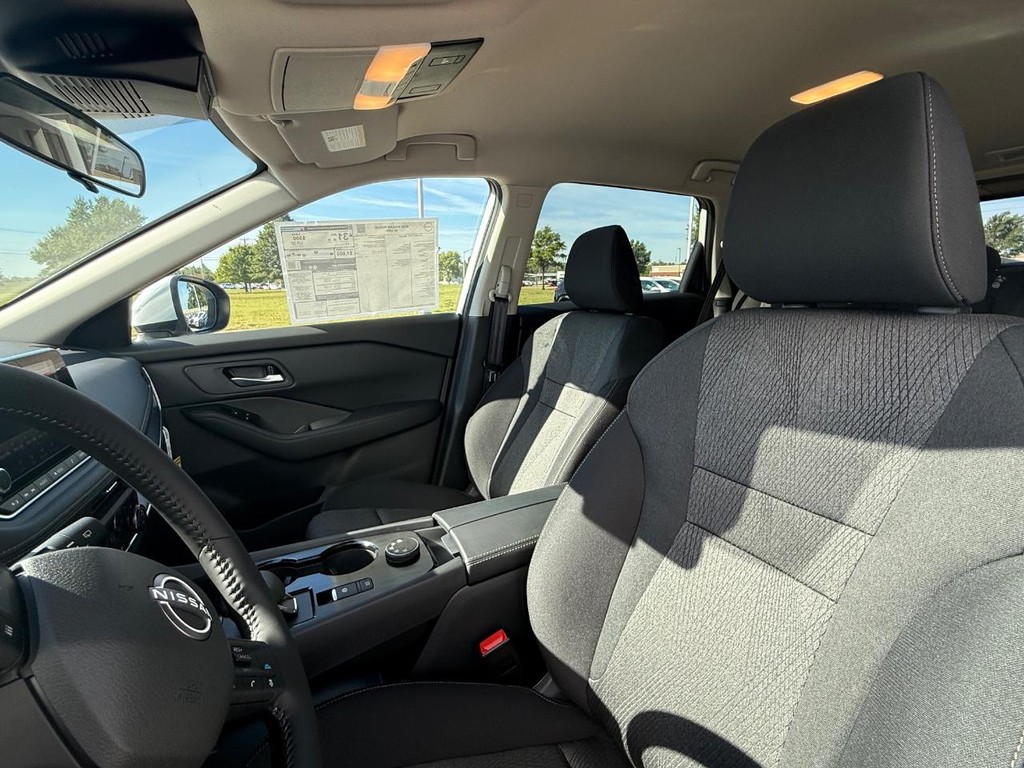 Nissan Rogue Vehicle Full-screen Gallery Image 12