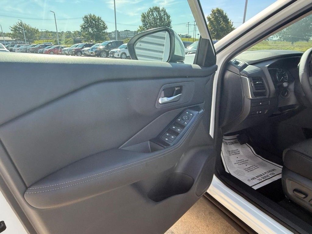 Nissan Rogue Vehicle Full-screen Gallery Image 15