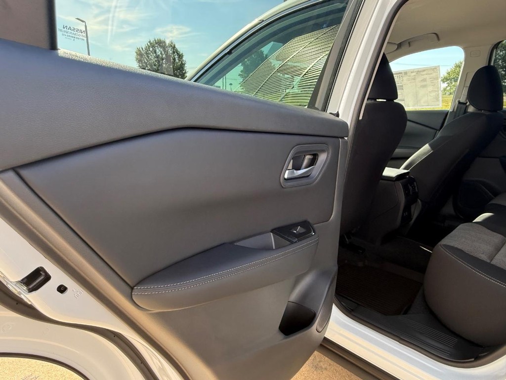 Nissan Rogue Vehicle Full-screen Gallery Image 17