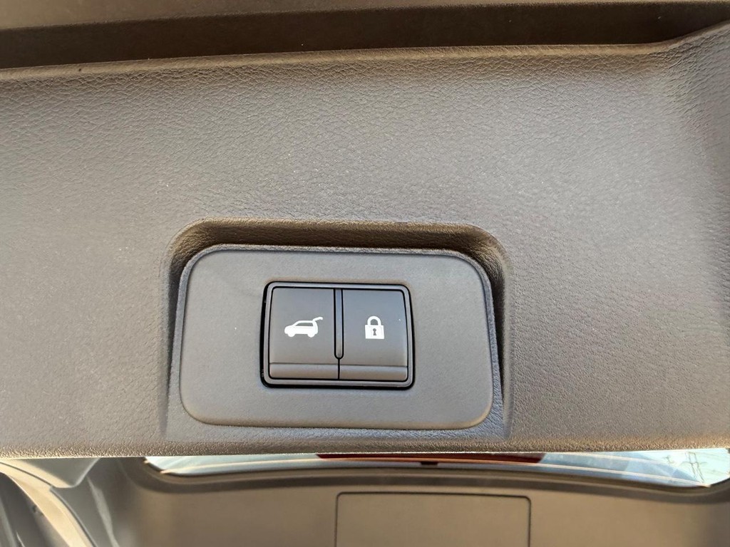 Nissan Rogue Vehicle Full-screen Gallery Image 21