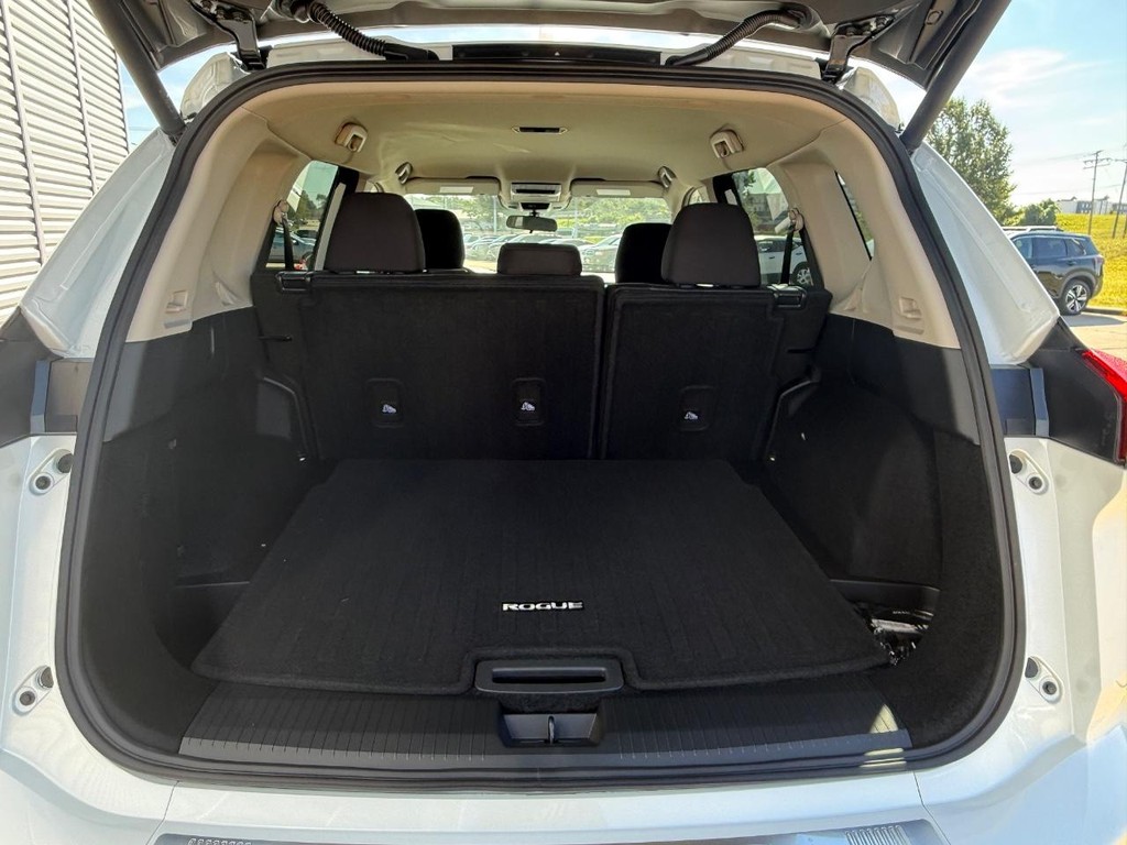 Nissan Rogue Vehicle Full-screen Gallery Image 22