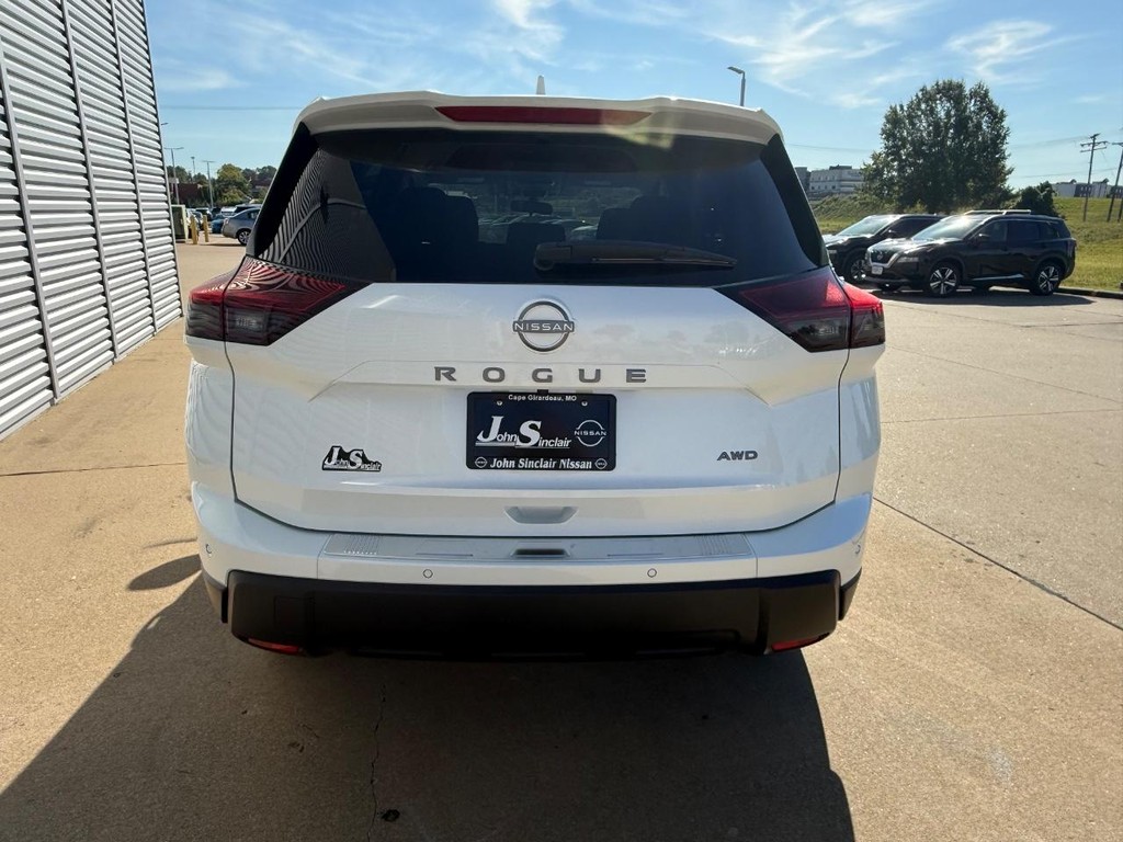 Nissan Rogue Vehicle Full-screen Gallery Image 23