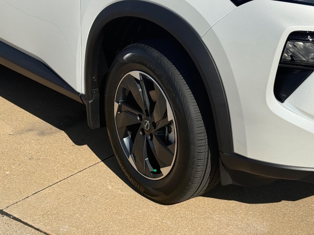 Nissan Rogue Vehicle Full-screen Gallery Image 25