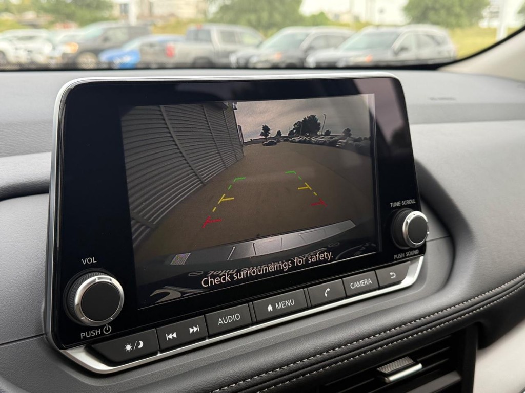 Nissan Rogue Vehicle Full-screen Gallery Image 02