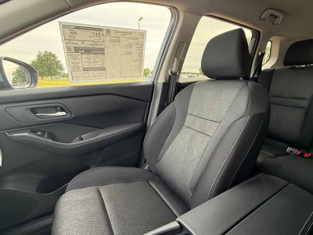 Nissan Rogue Vehicle Full-screen Gallery Image 06