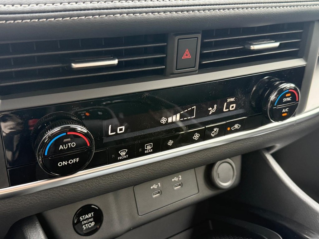 Nissan Rogue Vehicle Full-screen Gallery Image 07