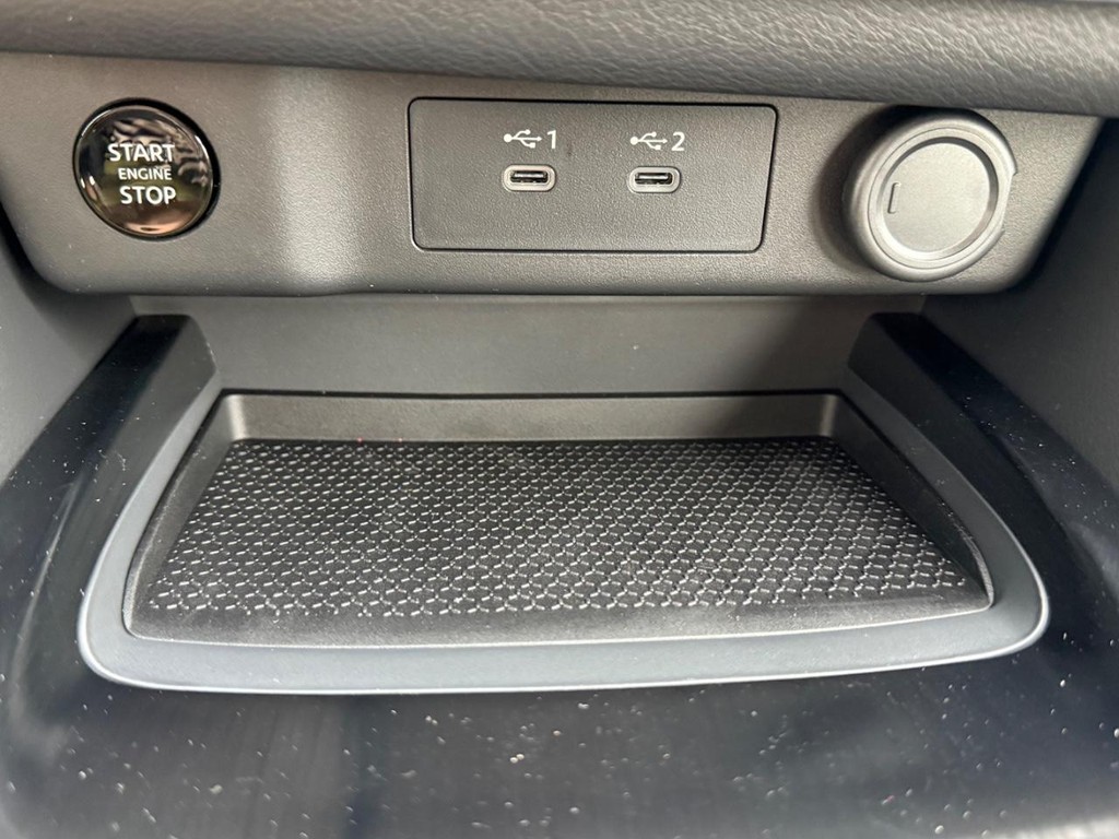 Nissan Rogue Vehicle Full-screen Gallery Image 08