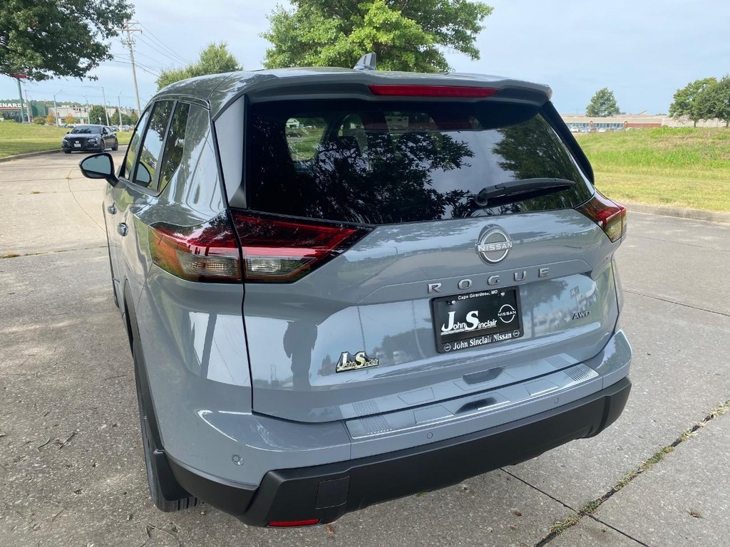 Nissan Rogue Vehicle Full-screen Gallery Image 03