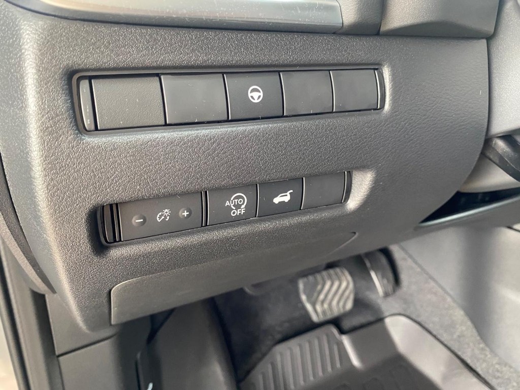 Nissan Rogue Vehicle Full-screen Gallery Image 04