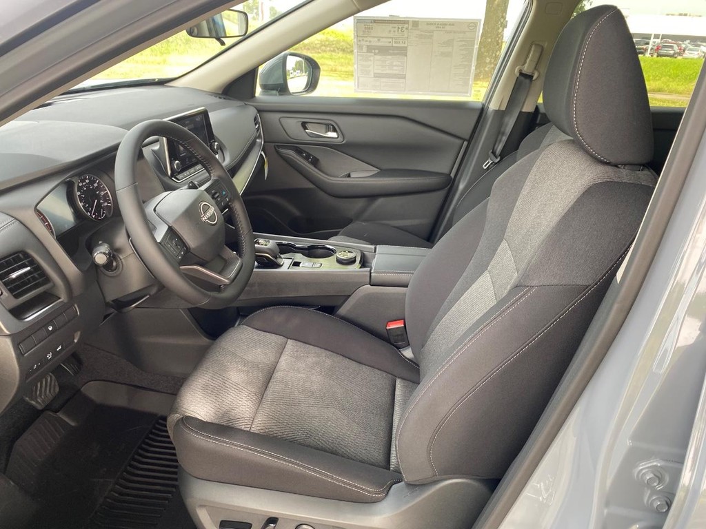 Nissan Rogue Vehicle Full-screen Gallery Image 05