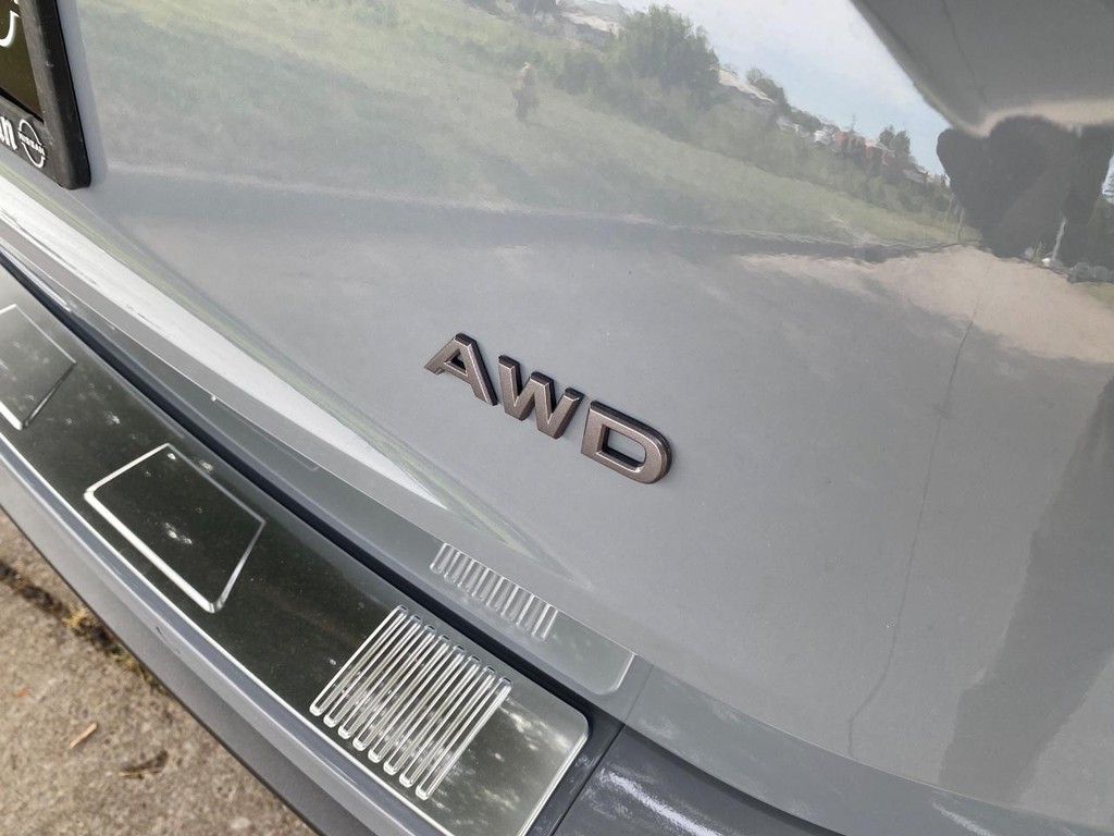 Nissan Rogue Vehicle Full-screen Gallery Image 06