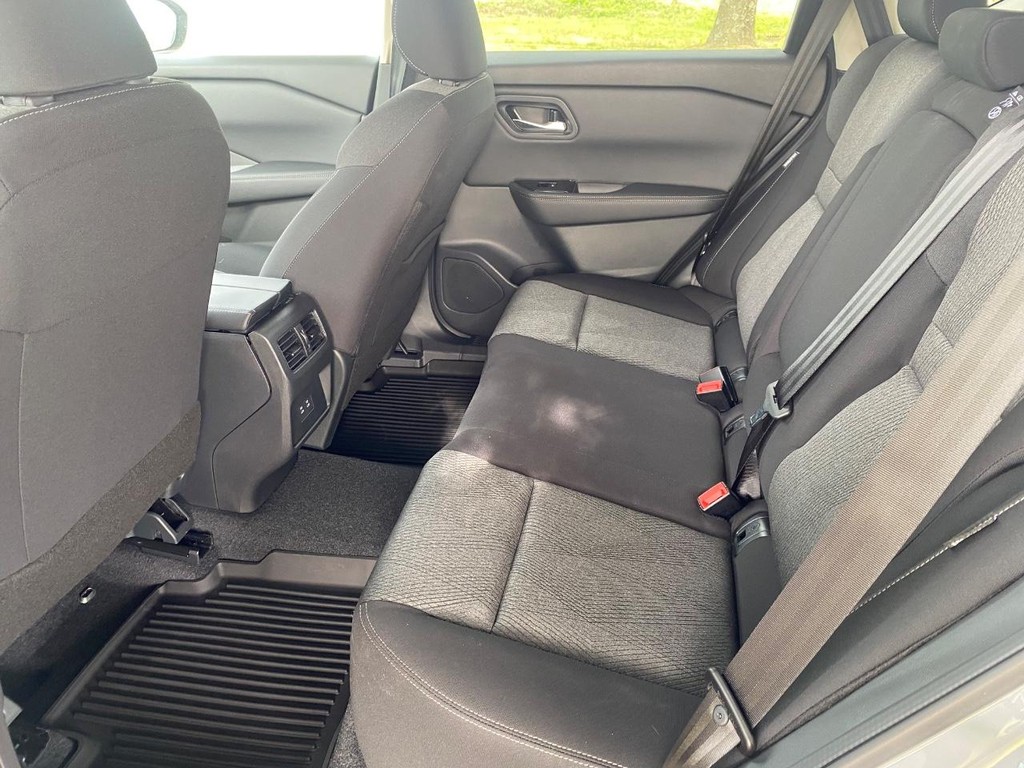 Nissan Rogue Vehicle Full-screen Gallery Image 07