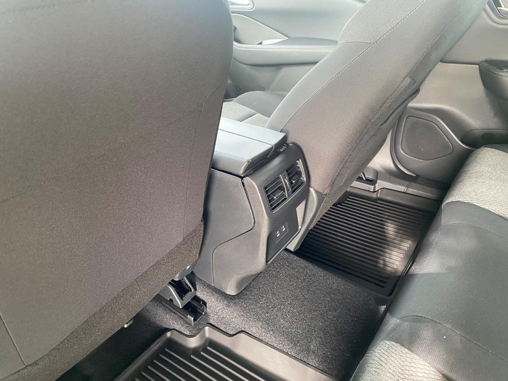 Nissan Rogue Vehicle Full-screen Gallery Image 08