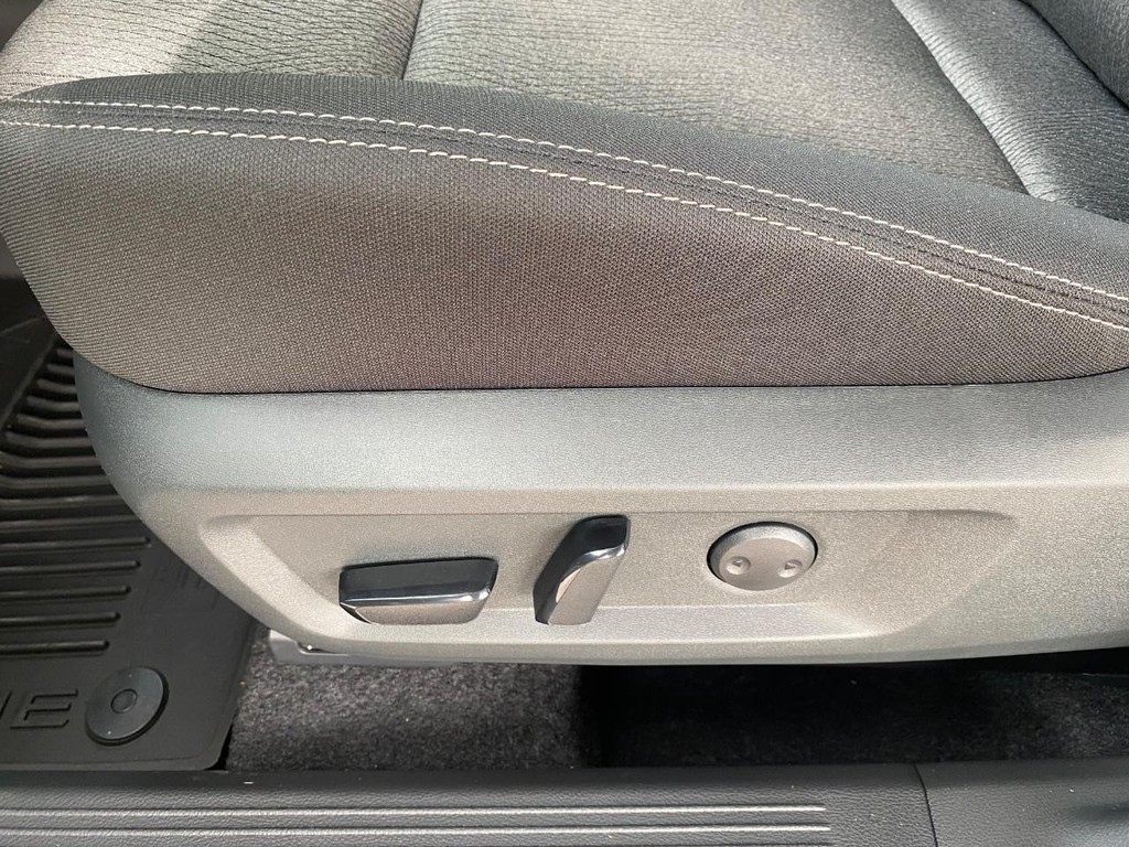 Nissan Rogue Vehicle Full-screen Gallery Image 09