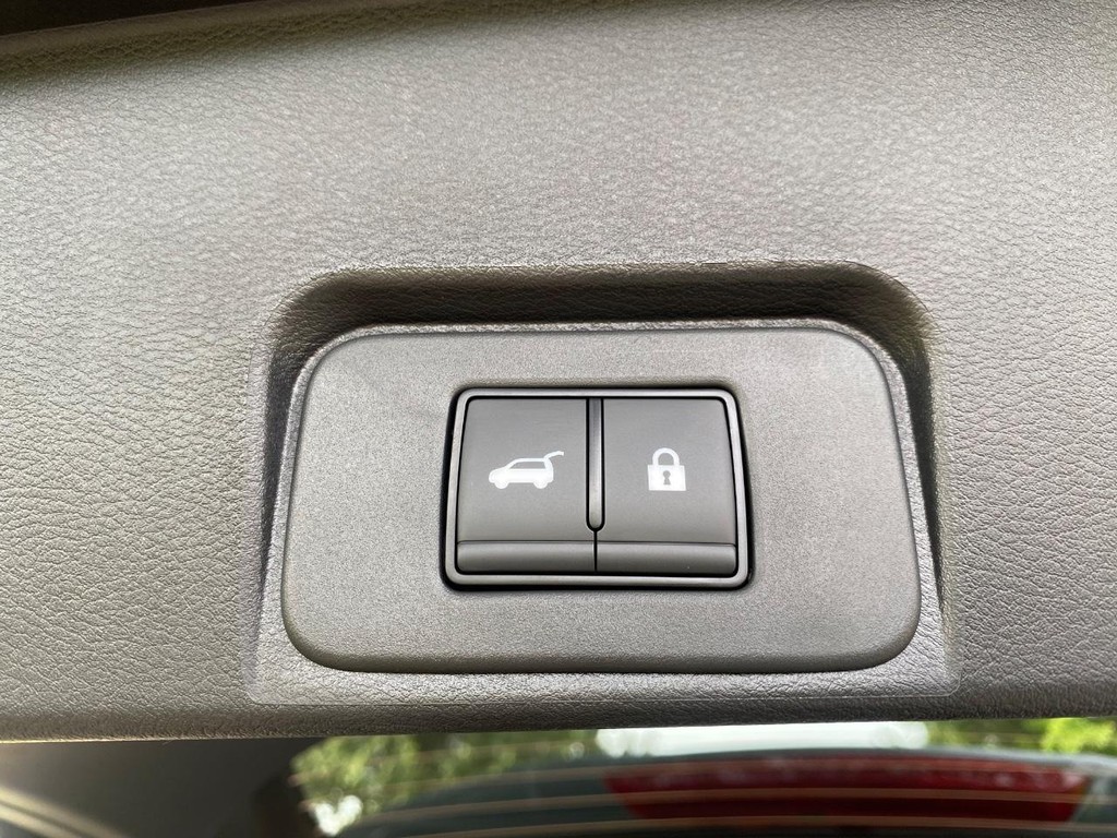 Nissan Rogue Vehicle Full-screen Gallery Image 11