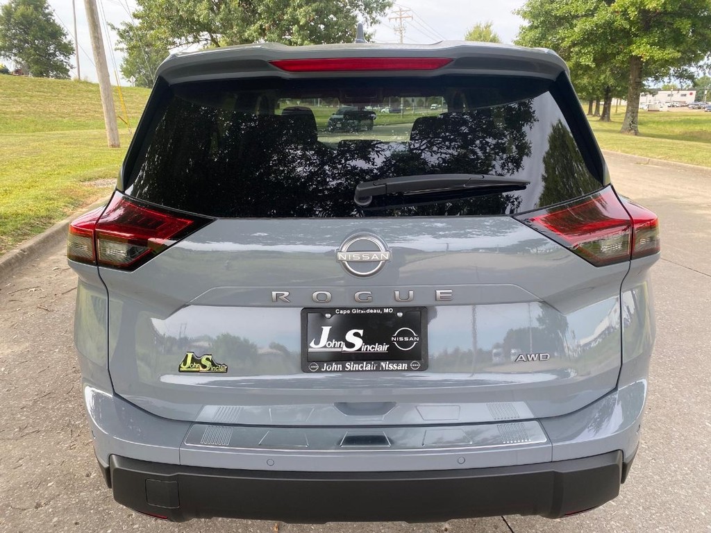 Nissan Rogue Vehicle Full-screen Gallery Image 13