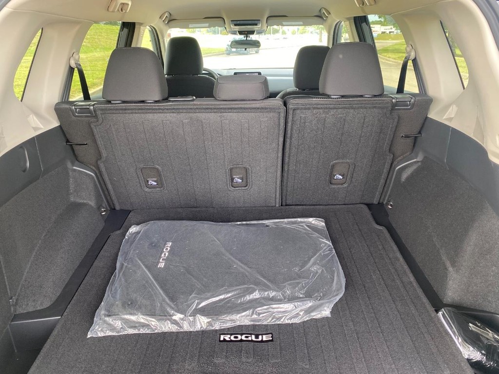 Nissan Rogue Vehicle Full-screen Gallery Image 14